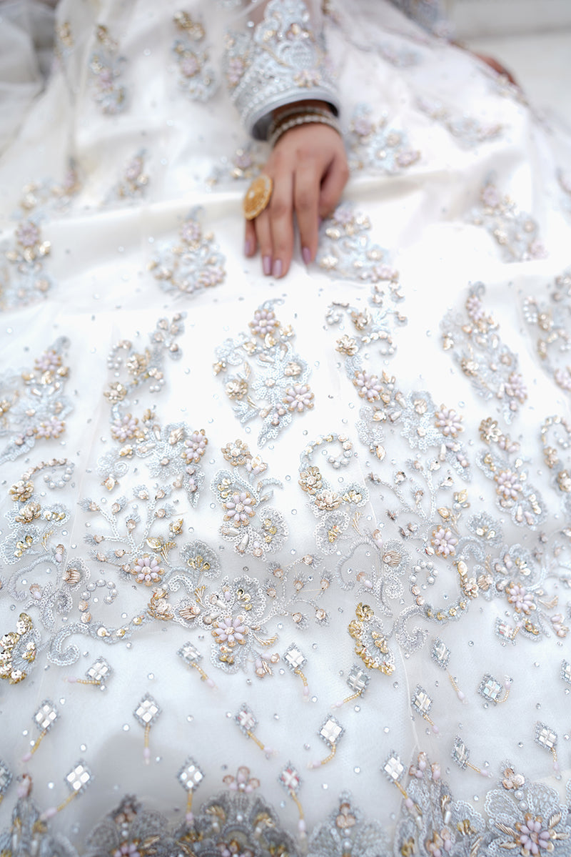 Stunning Off-White Unstitched Maxi - A Pakistani Bridal Masterpiece! ✨