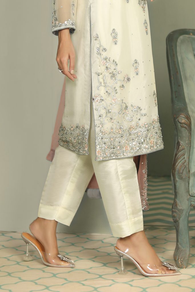Glamour expressed: Pakistani Bridal Off-White Shirt Dupatta Set 👰